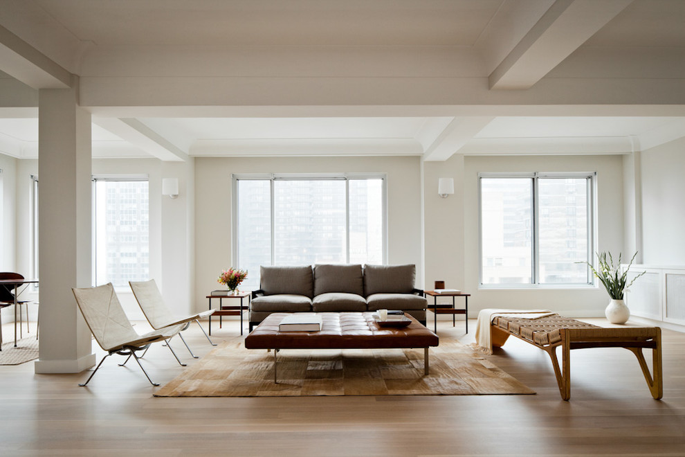 Diseño de salón para visitas abierto contemporáneo grande sin chimenea con paredes blancas, suelo de madera clara, televisor colgado en la pared y suelo beige