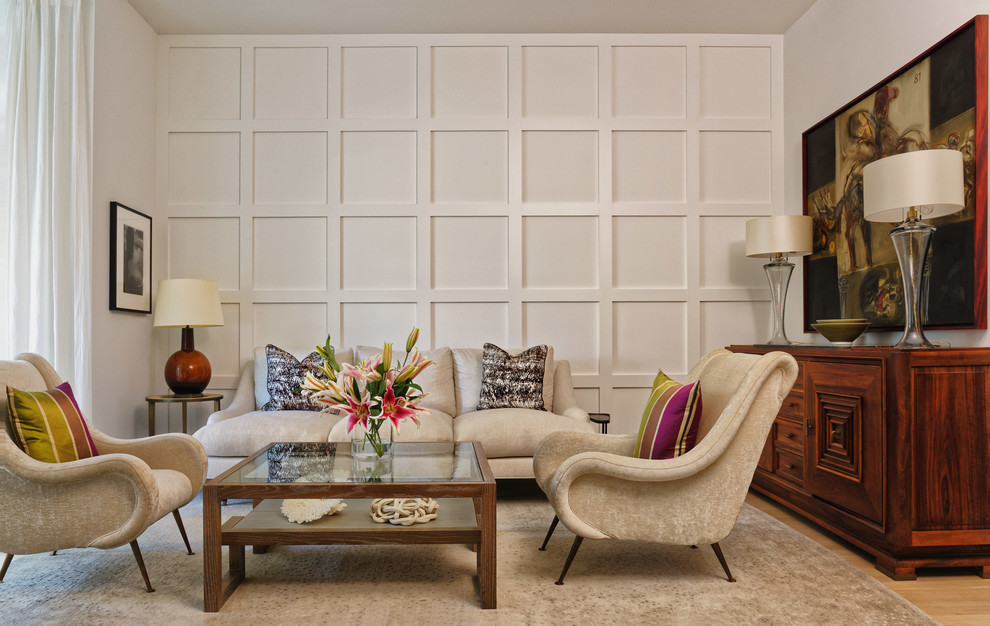 Immagine di un soggiorno tradizionale con pareti bianche, parquet chiaro e pavimento beige