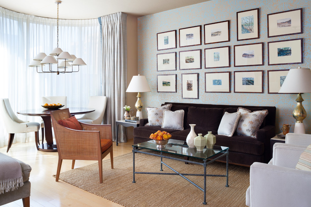 Источник вдохновения для домашнего уюта: изолированная гостиная комната среднего размера в стиле неоклассика (современная классика) с синими стенами, светлым паркетным полом и бежевым полом без камина, телевизора