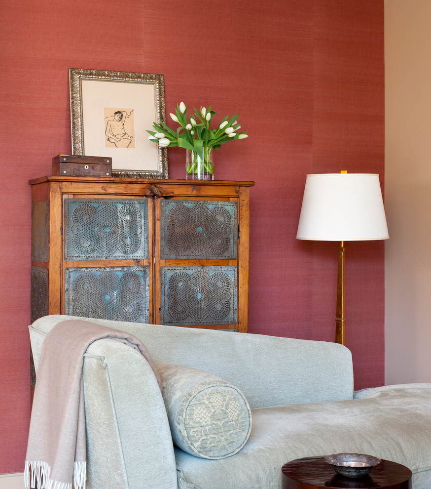 Ejemplo de salón para visitas abierto clásico renovado de tamaño medio sin chimenea y televisor con paredes beige, suelo de madera clara y suelo beige