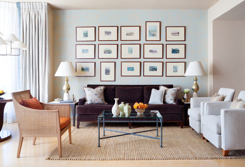 Mittelgroßes, Repräsentatives, Fernseherloses, Offenes Klassisches Wohnzimmer ohne Kamin mit beiger Wandfarbe, hellem Holzboden und beigem Boden in Boston
