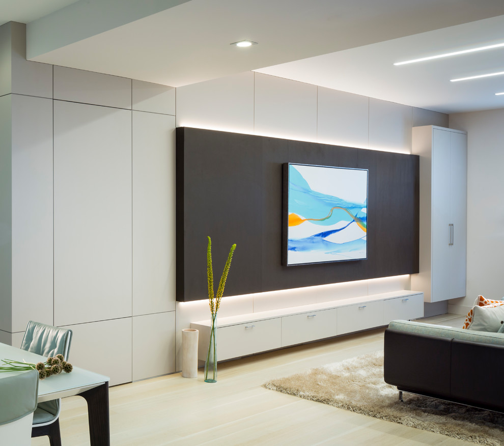 Diseño de salón abierto minimalista de tamaño medio sin chimenea con paredes blancas, suelo de madera clara y televisor colgado en la pared