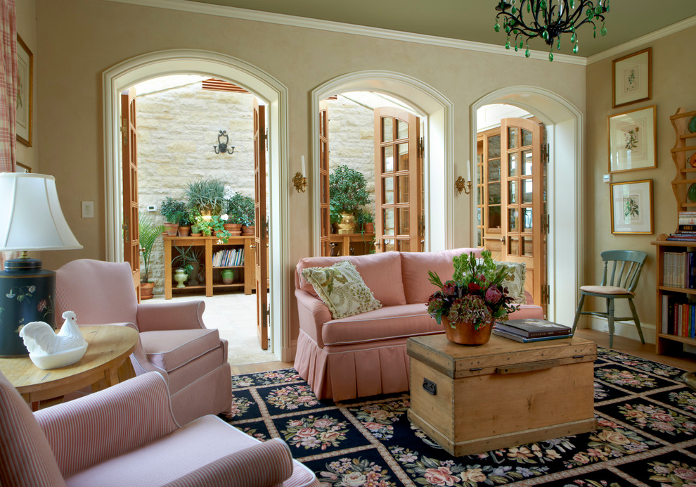 Diseño de salón para visitas campestre con paredes beige y suelo de madera en tonos medios