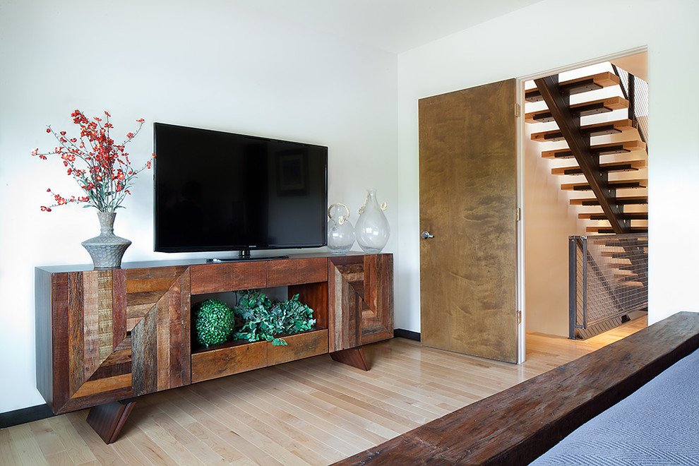 Idéer för ett mellanstort modernt separat vardagsrum, med grå väggar, mellanmörkt trägolv och en fristående TV