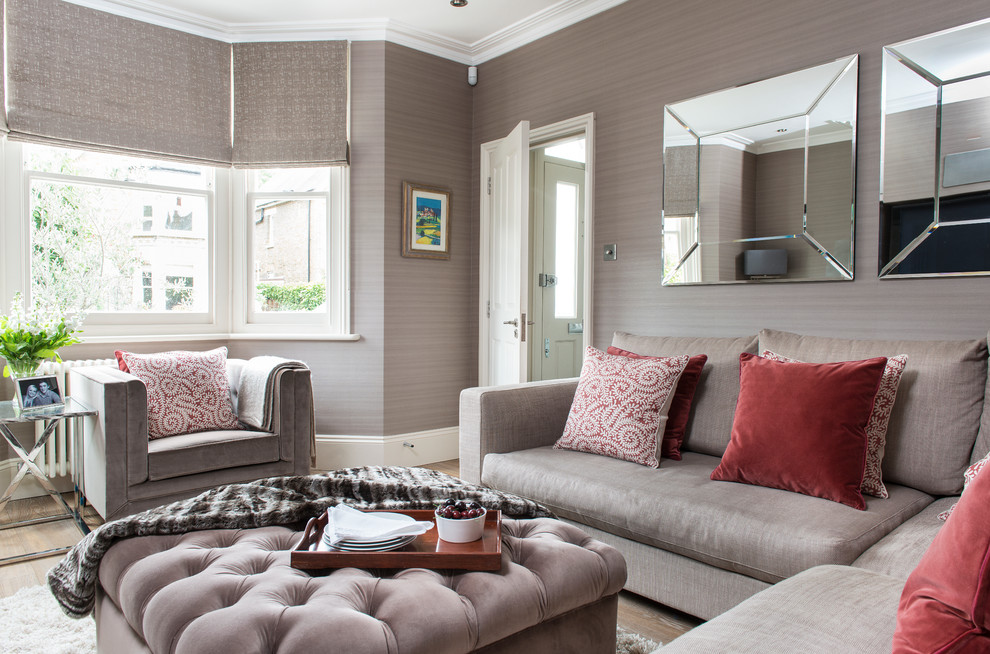 Foto di un soggiorno tradizionale chiuso con pareti marroni e parquet chiaro