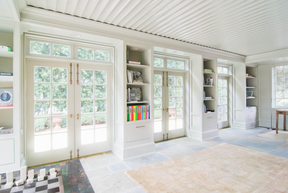 Mittelgroßes, Fernseherloses, Abgetrenntes Klassisches Wohnzimmer mit weißer Wandfarbe, Schieferboden und grauem Boden in Charlotte