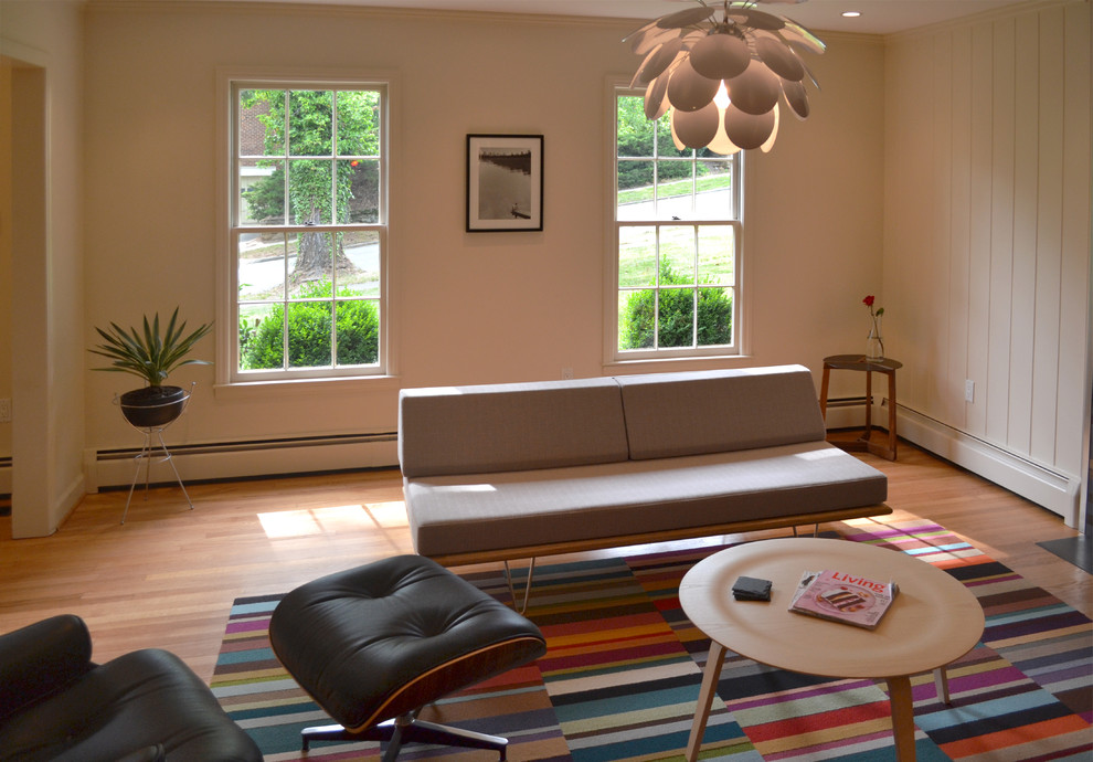 Ispirazione per un piccolo soggiorno moderno con pareti bianche, parquet chiaro e cornice del camino piastrellata