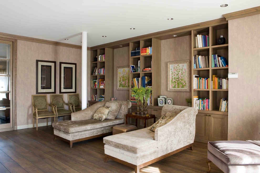Foto de biblioteca en casa cerrada clásica grande sin televisor con paredes beige y suelo de madera en tonos medios