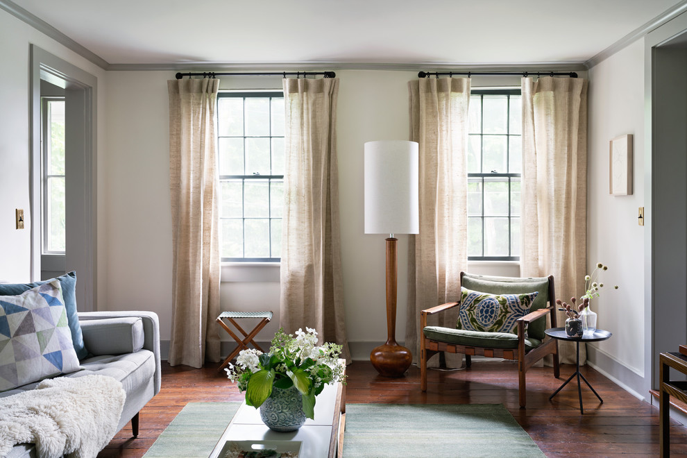 Idee per un soggiorno classico chiuso con sala formale, pareti bianche, parquet scuro e pavimento marrone
