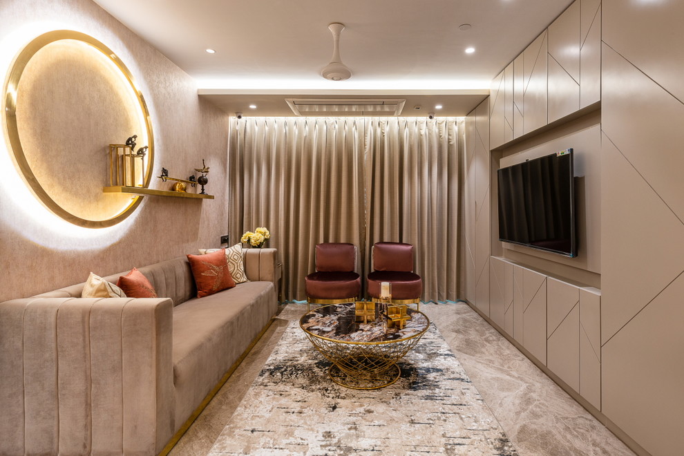 Immagine di un soggiorno design di medie dimensioni con pareti beige, pavimento in marmo, pavimento beige e TV a parete