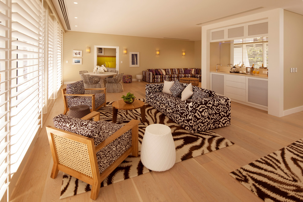 Offenes Maritimes Wohnzimmer mit beiger Wandfarbe und hellem Holzboden in Sonstige