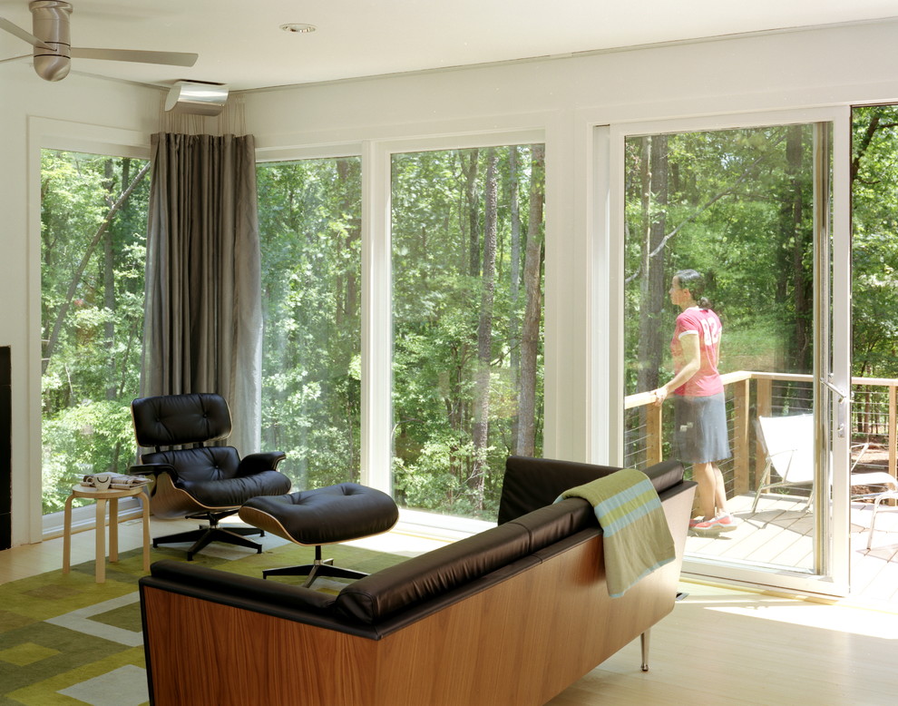 Свежая идея для дизайна: гостиная комната среднего размера в стиле модернизм с белыми стенами и ковром на полу - отличное фото интерьера