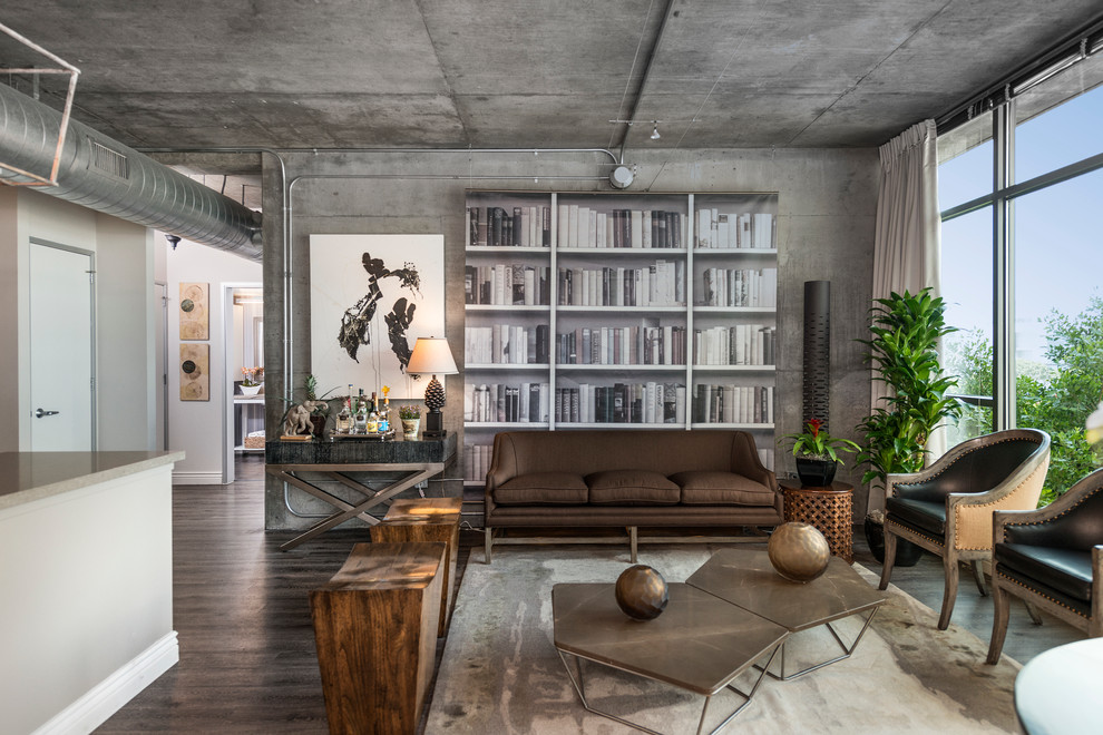 Repräsentatives, Fernseherloses, Mittelgroßes Industrial Wohnzimmer ohne Kamin mit grauer Wandfarbe und braunem Holzboden in Los Angeles