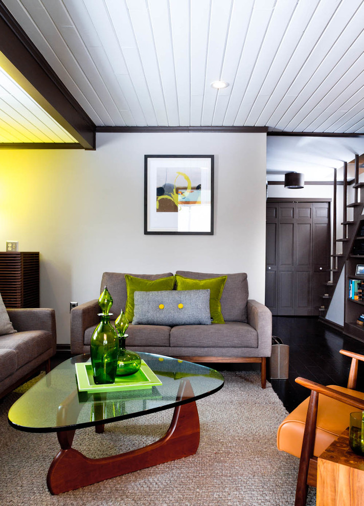 Стильный дизайн: гостиная комната в стиле ретро с серыми стенами - последний тренд