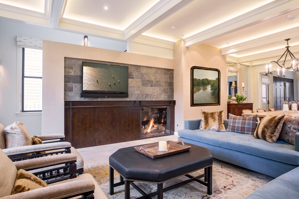 Mittelgroßes, Offenes Klassisches Wohnzimmer mit Kaminumrandung aus Metall, beiger Wandfarbe, TV-Wand und Steinwänden in Denver