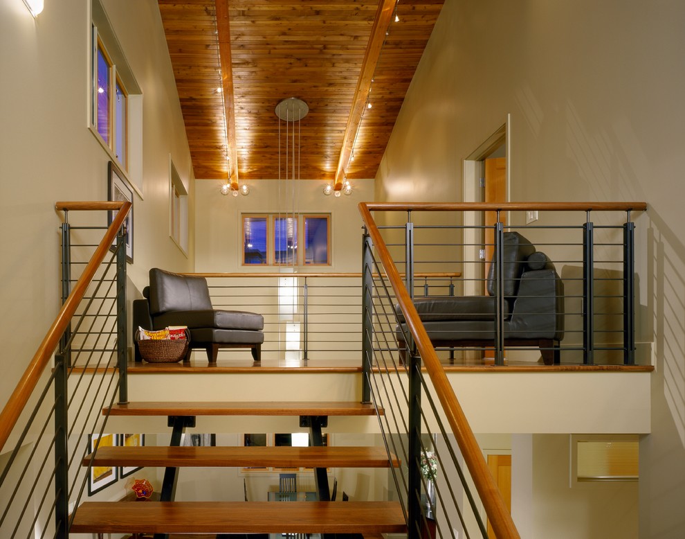Modernes Wohnzimmer im Loft-Stil mit beiger Wandfarbe in Seattle