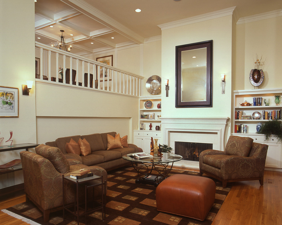 Cette image montre un salon traditionnel avec un mur beige, un sol en bois brun, une cheminée standard et aucun téléviseur.