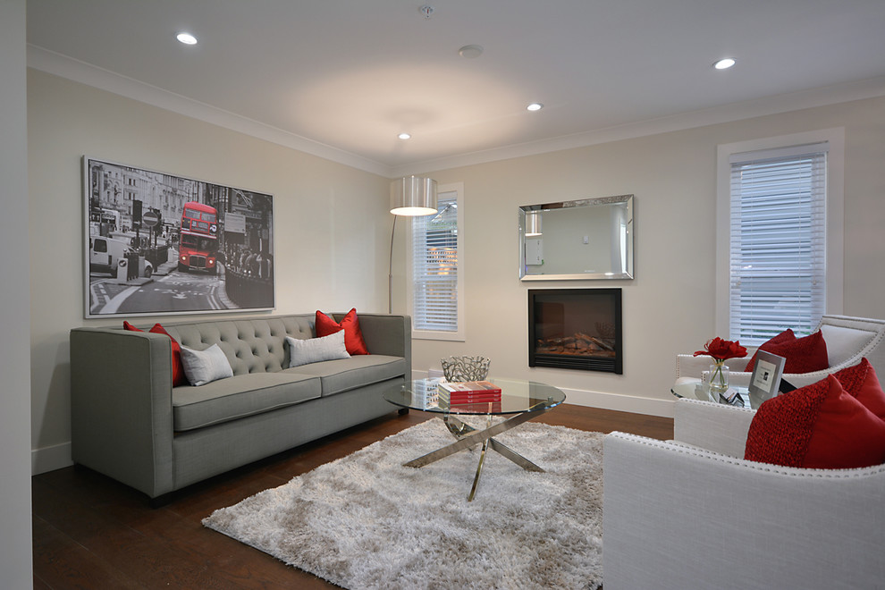 Modernes Wohnzimmer mit beiger Wandfarbe und Kamin in Vancouver