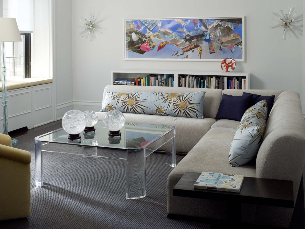 Modernes Wohnzimmer mit weißer Wandfarbe, dunklem Holzboden und braunem Boden in New York