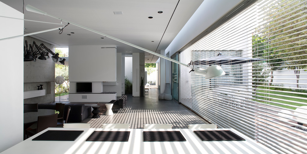Großes, Offenes Modernes Wohnzimmer ohne Kamin mit weißer Wandfarbe, TV-Wand und grauem Boden in Sonstige