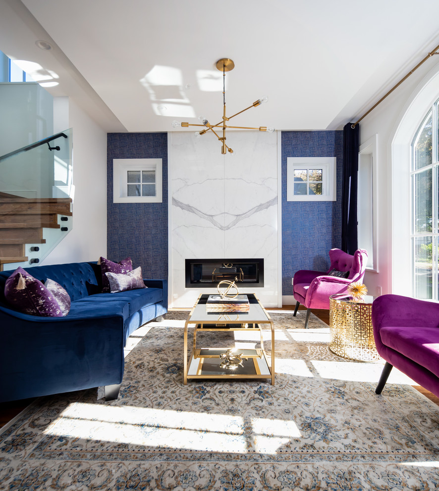 Стильный дизайн: парадная, открытая гостиная комната в стиле неоклассика (современная классика) с синими стенами и горизонтальным камином без телевизора - последний тренд