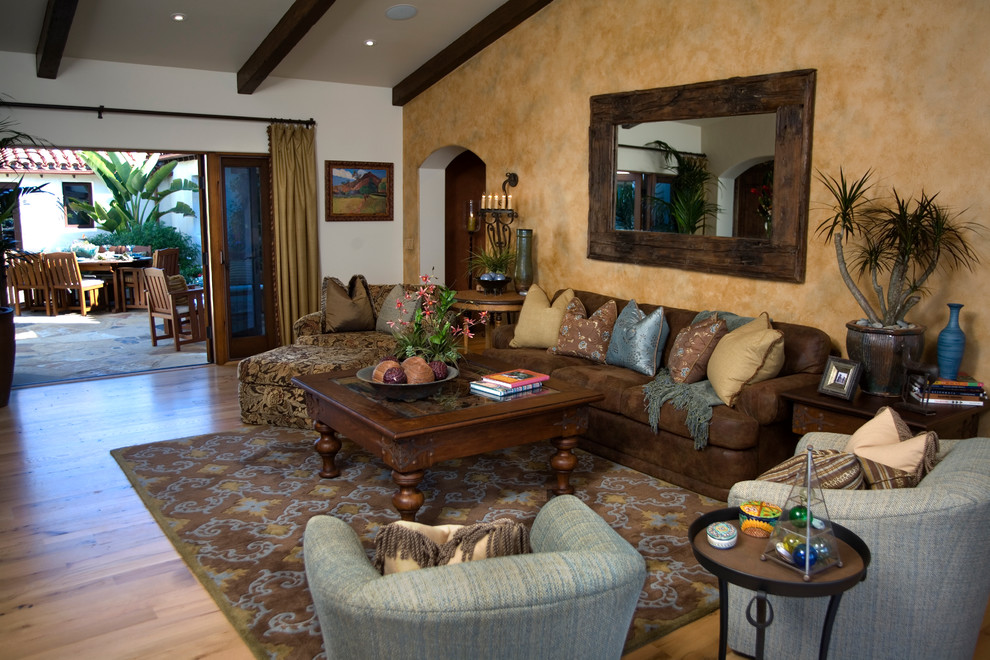 Источник вдохновения для домашнего уюта: гостиная комната в средиземноморском стиле с ковром на полу