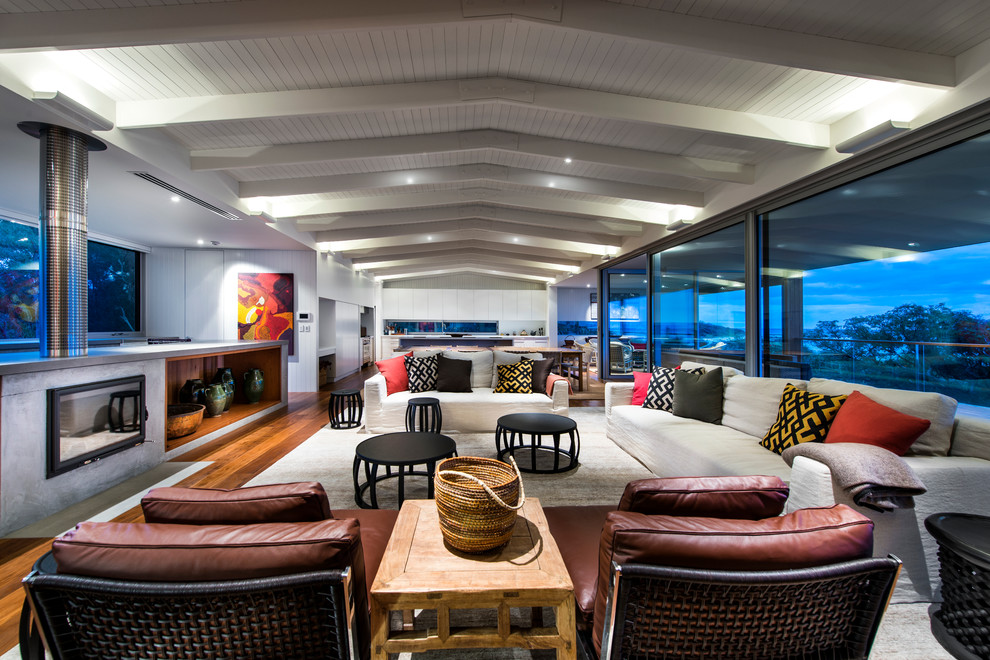 Repräsentatives, Offenes Modernes Wohnzimmer mit weißer Wandfarbe, braunem Holzboden und Gaskamin in Perth