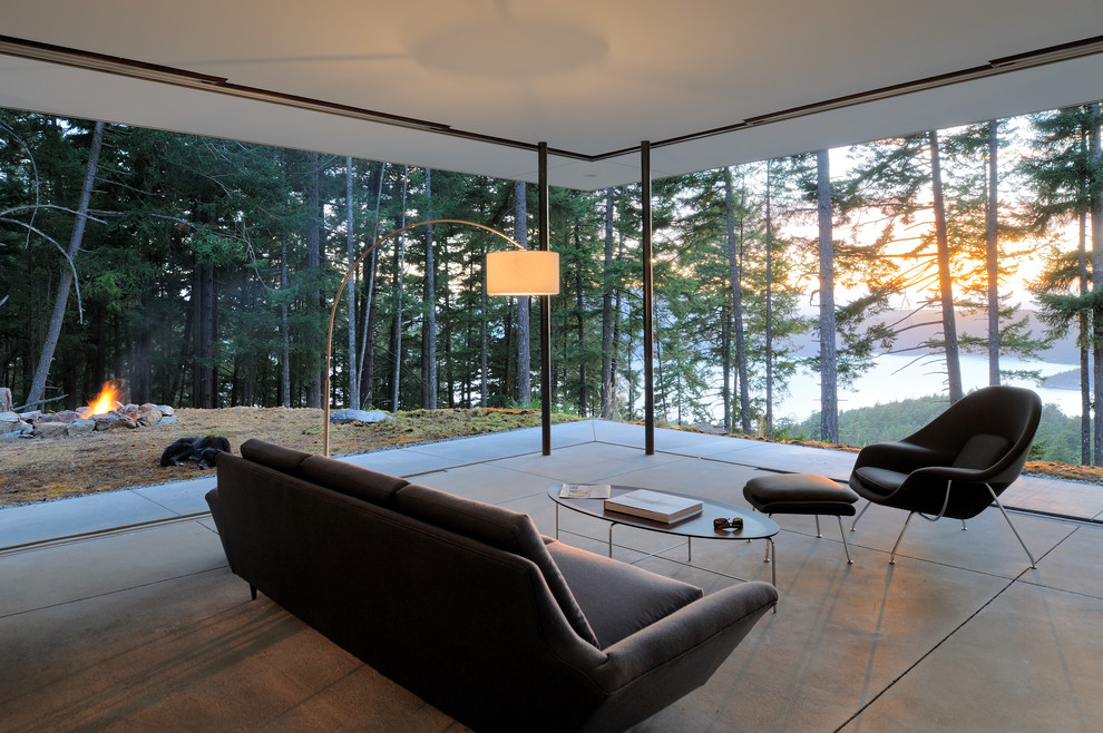 Стильный дизайн: гостиная комната среднего размера в современном стиле с бетонным полом и белыми стенами без камина - последний тренд