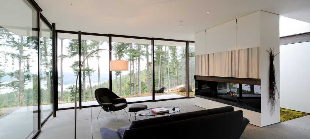 Modernes Wohnzimmer mit beiger Wandfarbe, Betonboden, Tunnelkamin und Kaminumrandung aus Beton in Seattle