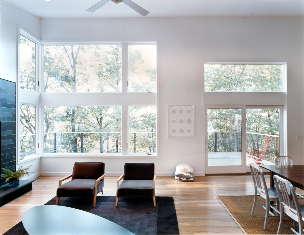 Großes, Fernseherloses, Offenes Modernes Wohnzimmer mit weißer Wandfarbe, hellem Holzboden, Kamin und gefliester Kaminumrandung in Philadelphia