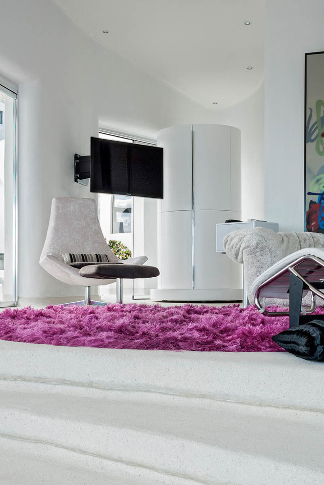 Mittelgroßes, Abgetrenntes Modernes Wohnzimmer ohne Kamin mit Hausbar, weißer Wandfarbe, Betonboden und TV-Wand in Sonstige