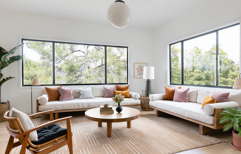 Repräsentatives, Abgetrenntes Modernes Wohnzimmer mit weißer Wandfarbe, hellem Holzboden und beigem Boden in Los Angeles