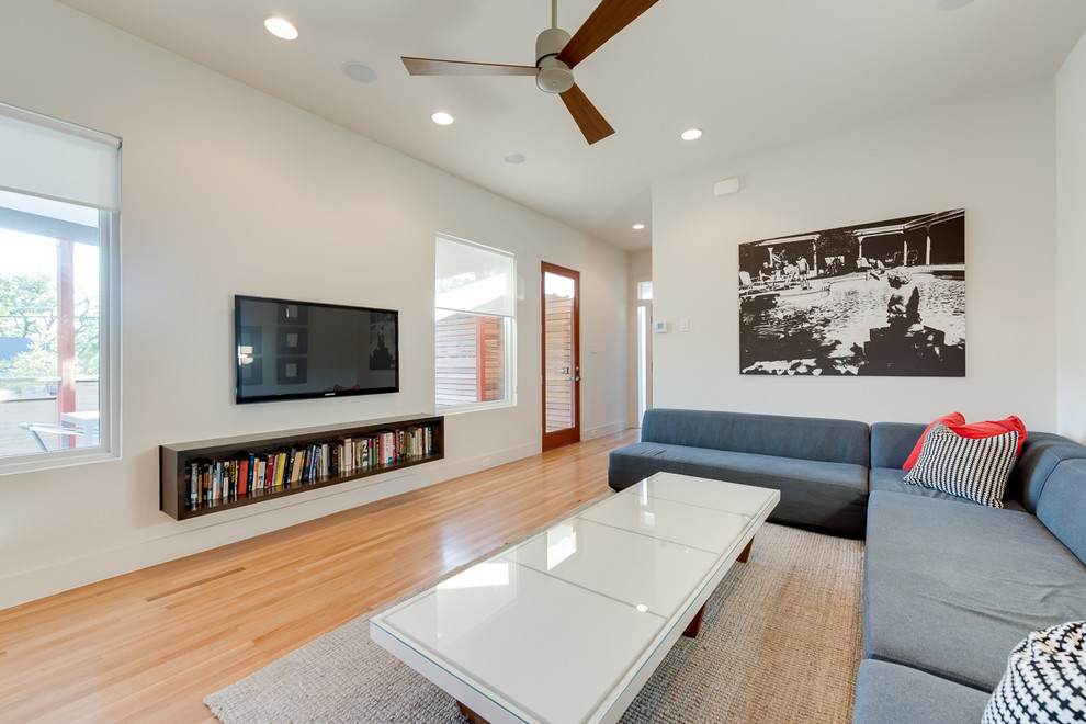 Modernes Wohnzimmer mit weißer Wandfarbe in Dallas