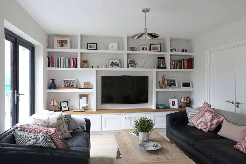 Cette image montre un salon minimaliste avec canapé noir.