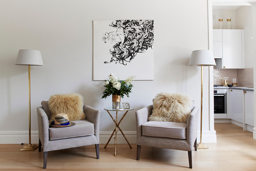 Immagine di un soggiorno chic con pareti bianche e parquet chiaro