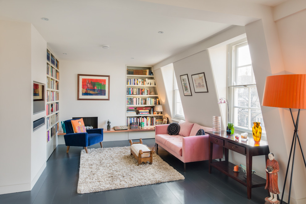 Immagine di un soggiorno contemporaneo con libreria, pareti bianche, pavimento in legno verniciato, camino ad angolo, nessuna TV e pavimento blu