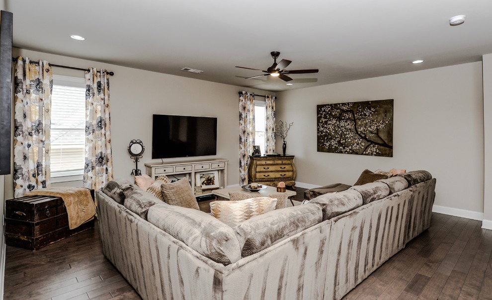 Esempio di un grande soggiorno classico aperto con pareti beige, parquet scuro e TV a parete