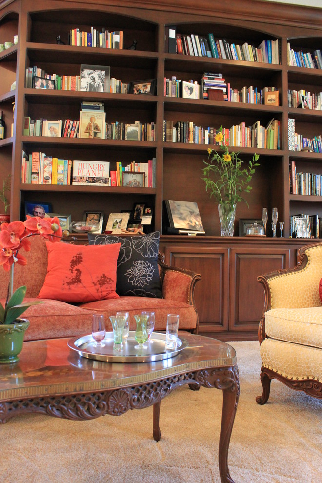 Modelo de biblioteca en casa abierta clásica grande sin chimenea y televisor con paredes beige y moqueta