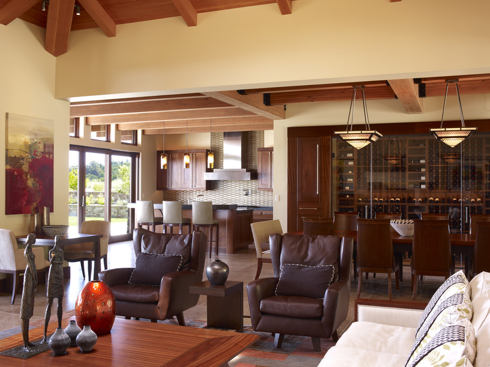 Immagine di un grande soggiorno contemporaneo aperto con pareti beige, pavimento in legno massello medio e pavimento marrone