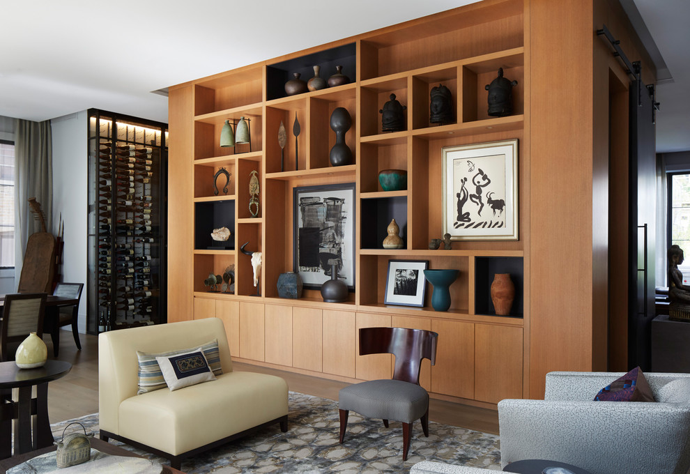 Идея дизайна: открытая гостиная комната в современном стиле с серыми стенами, темным паркетным полом и коричневым полом