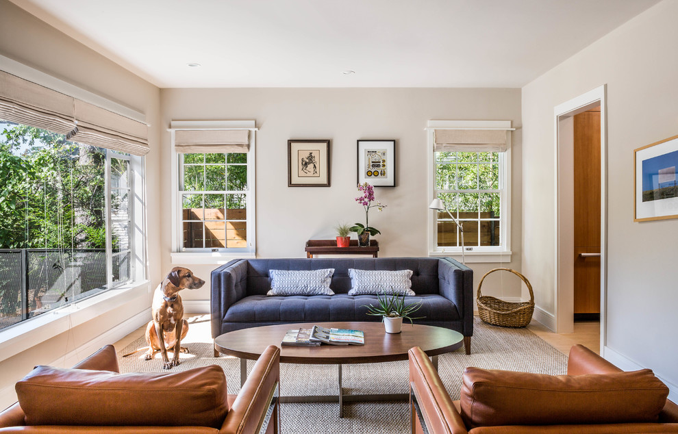 Abgetrenntes Modernes Wohnzimmer mit beiger Wandfarbe und braunem Holzboden in Austin