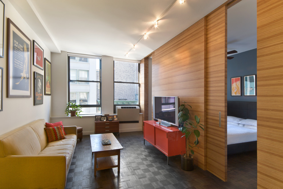 Свежая идея для дизайна: парадная, изолированная гостиная комната в современном стиле с отдельно стоящим телевизором и горчичным диваном - отличное фото интерьера