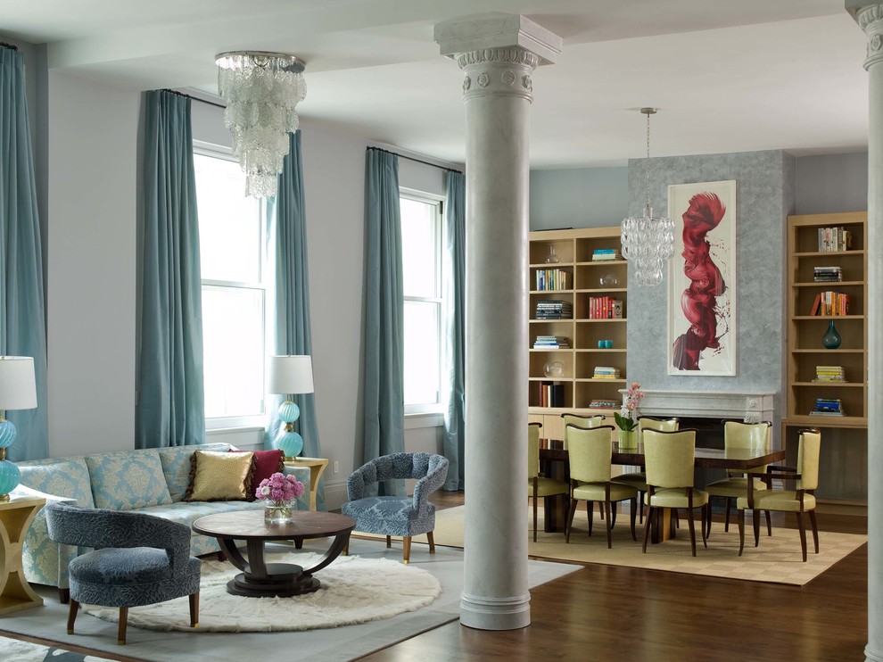 Свежая идея для дизайна: парадная, открытая гостиная комната в стиле неоклассика (современная классика) с темным паркетным полом, синими стенами и красивыми шторами - отличное фото интерьера