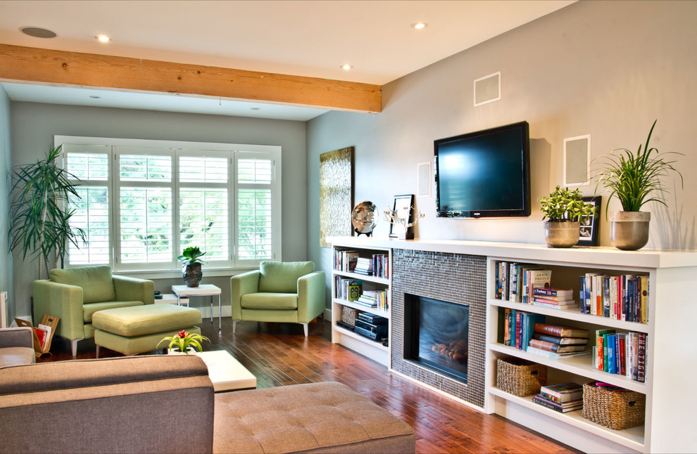 Свежая идея для дизайна: гостиная комната в современном стиле с серыми стенами, стандартным камином, телевизором на стене и коричневым диваном - отличное фото интерьера