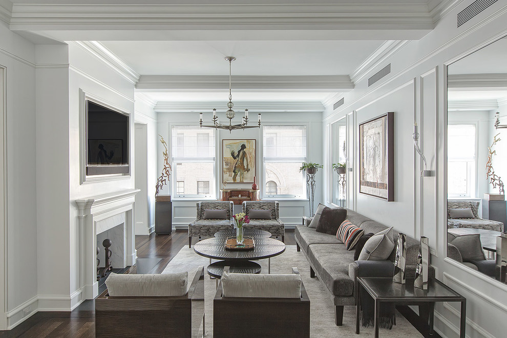 Repräsentatives, Mittelgroßes Klassisches Wohnzimmer mit weißer Wandfarbe, dunklem Holzboden, Kamin und TV-Wand in New York