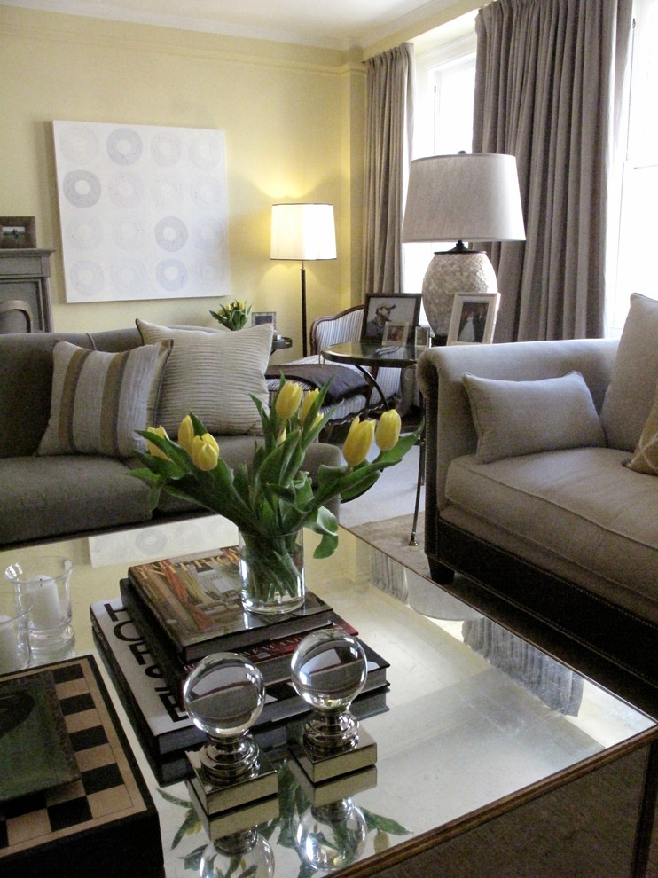 На фото: парадная, открытая гостиная комната среднего размера в стиле неоклассика (современная классика) с желтыми стенами и телевизором на стене