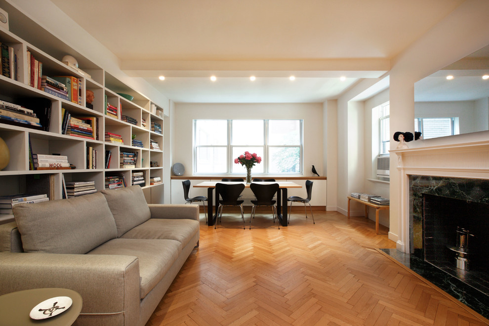 Foto de salón abierto moderno pequeño con paredes blancas, suelo de madera clara, todas las chimeneas y televisor retractable