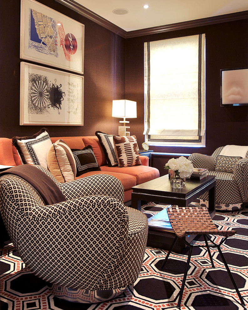 Immagine di un piccolo soggiorno classico con pareti marroni e moquette