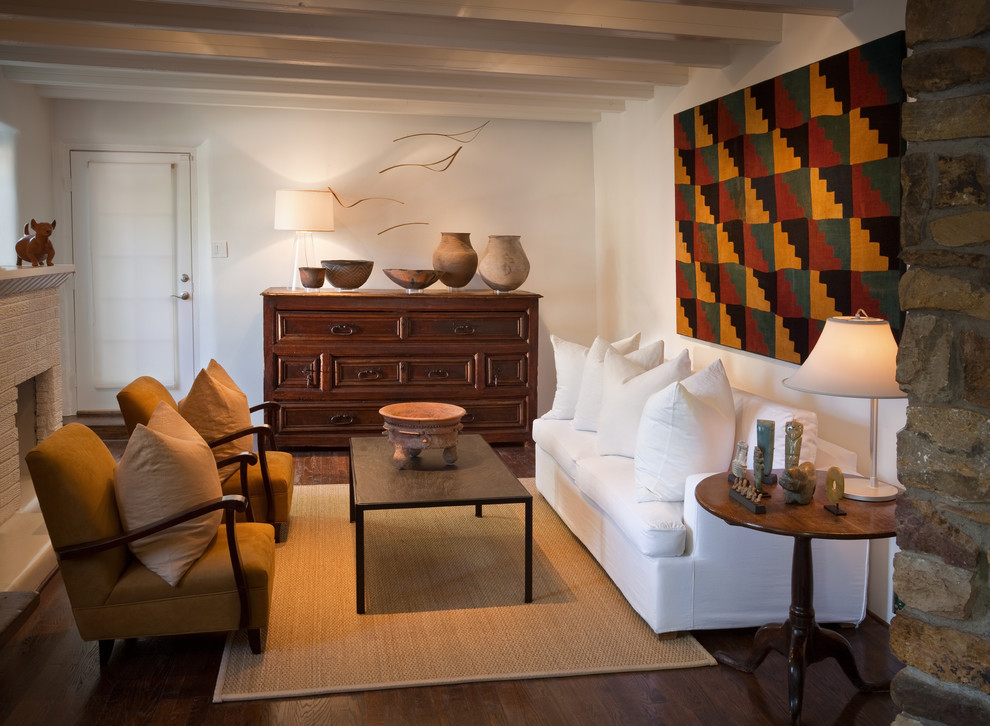 Repräsentatives, Fernseherloses, Offenes Mediterranes Wohnzimmer mit beiger Wandfarbe, dunklem Holzboden, Kamin und Kaminumrandung aus Stein in Albuquerque