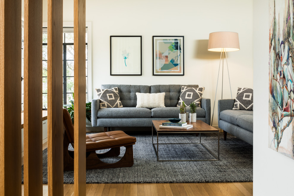 Свежая идея для дизайна: парадная, открытая гостиная комната в скандинавском стиле с белыми стенами, светлым паркетным полом и коричневым полом без камина, телевизора - отличное фото интерьера